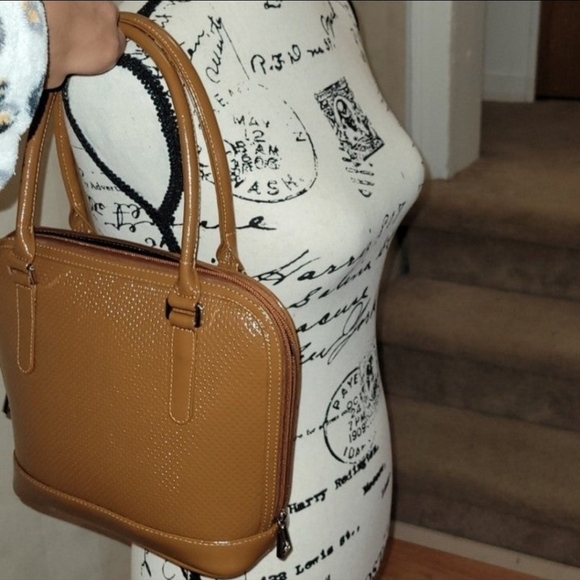 Handbags - Leather purse made in Ecuador 🇪🇨 8in and 10 width Host pick 🥳🎉 New
